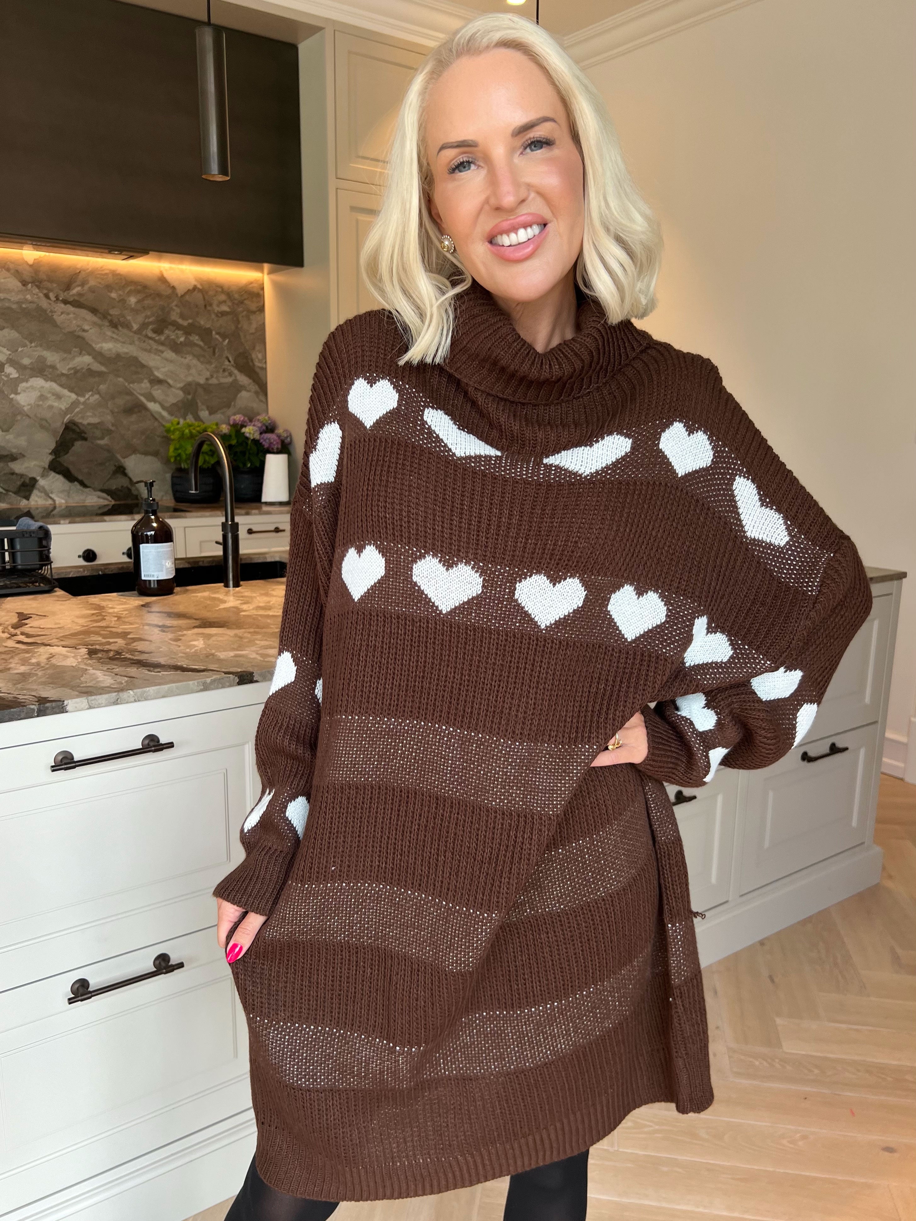 Wendy - Strikkjole med fine hjerter og klassisk rullekrave